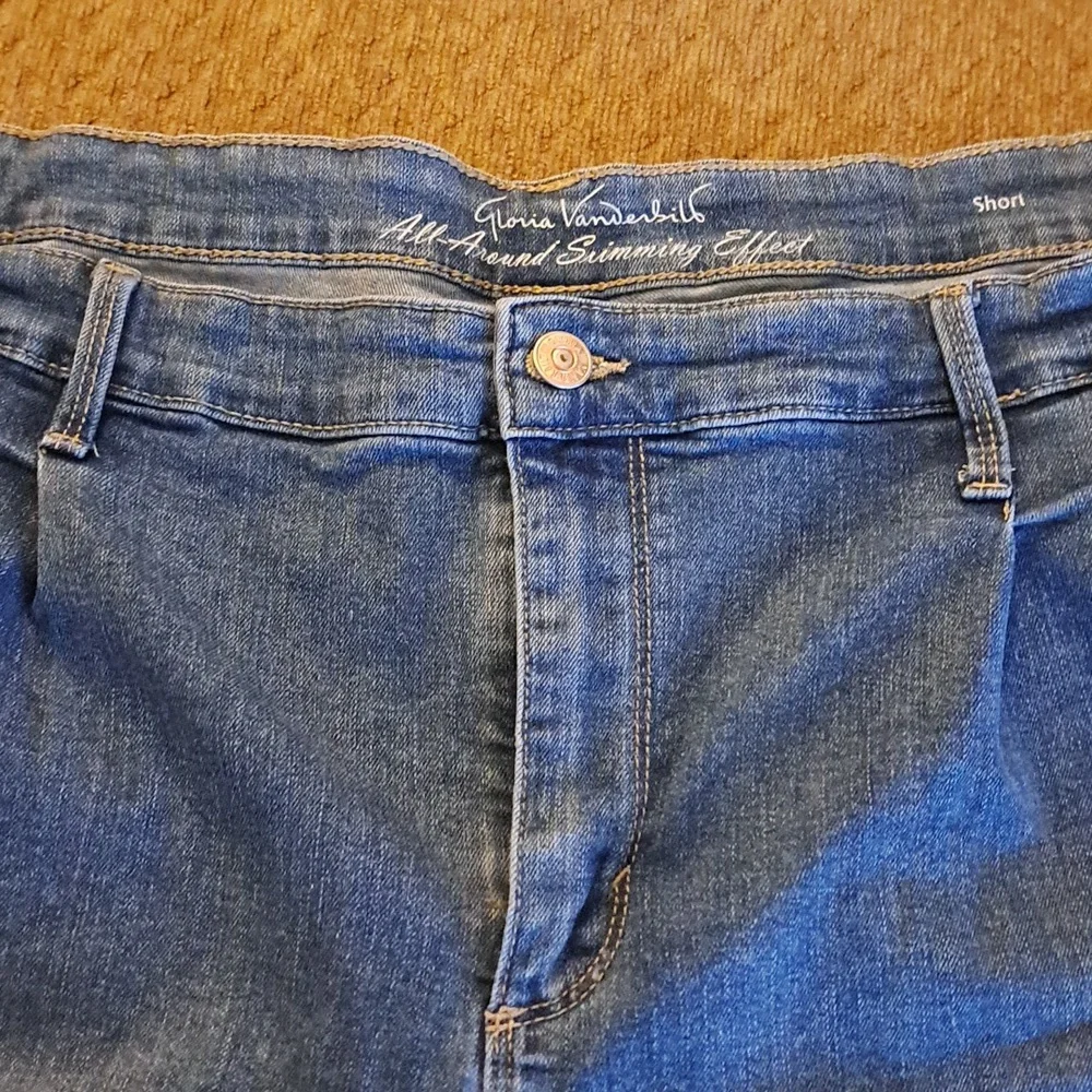 Womens Gloria Vanderbilt Denim 20W All-Around Slimming Effect Shorts - Picture 2 of 6